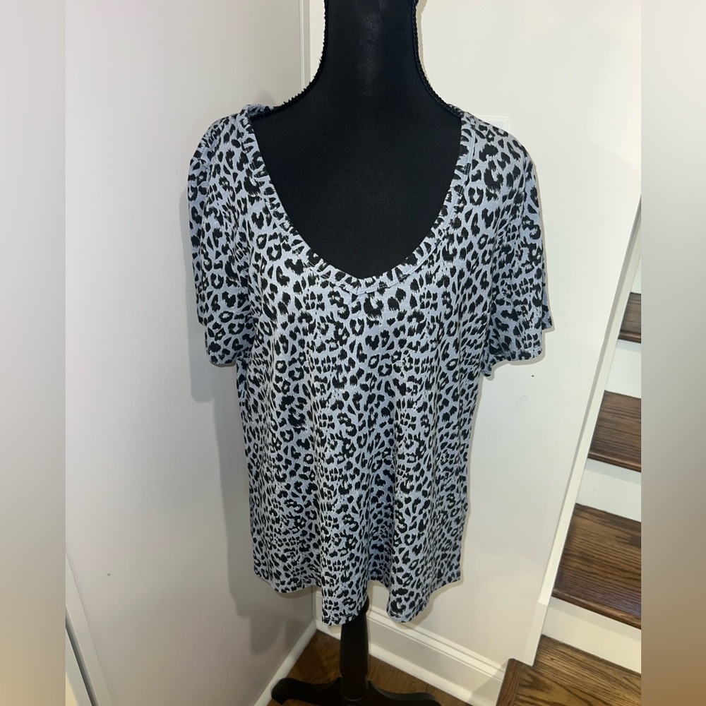 Banana Republic Malibu V-neck t-shirt featuring a blue and black animal print L